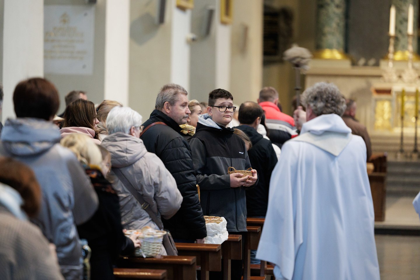 Prieš šv. Velykų sekmadienį – gausi minia tikinčiųjų Vilniaus arkikatedroje. Čia šeštadienį vyko Šv. mišios, kurių metu buvo šventinamas maistas, tad vilniečiai į maldos namus vyko ne tuščiomis. Gausią minią įamžino portalo Lrytas fotografas Vygintas Skaraitis.<br>V. Skaraičio nuotr.