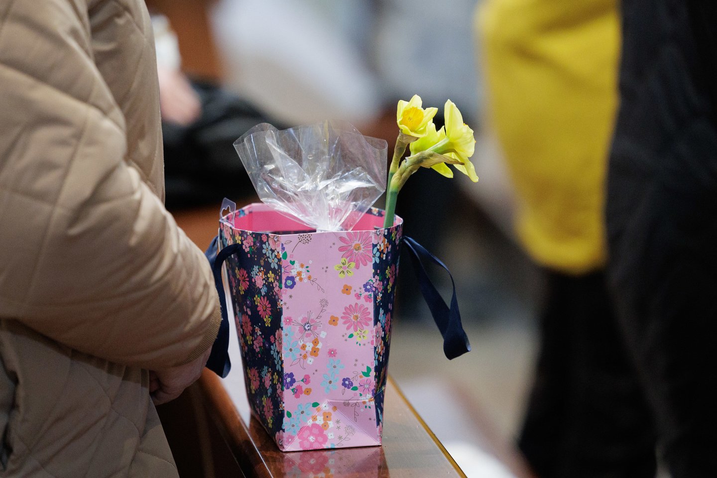 Prieš šv. Velykų sekmadienį – gausi minia tikinčiųjų Vilniaus arkikatedroje. Čia šeštadienį vyko Šv. mišios, kurių metu buvo šventinamas maistas, tad vilniečiai į maldos namus vyko ne tuščiomis. Gausią minią įamžino portalo Lrytas fotografas Vygintas Skaraitis.<br>V. Skaraičio nuotr.