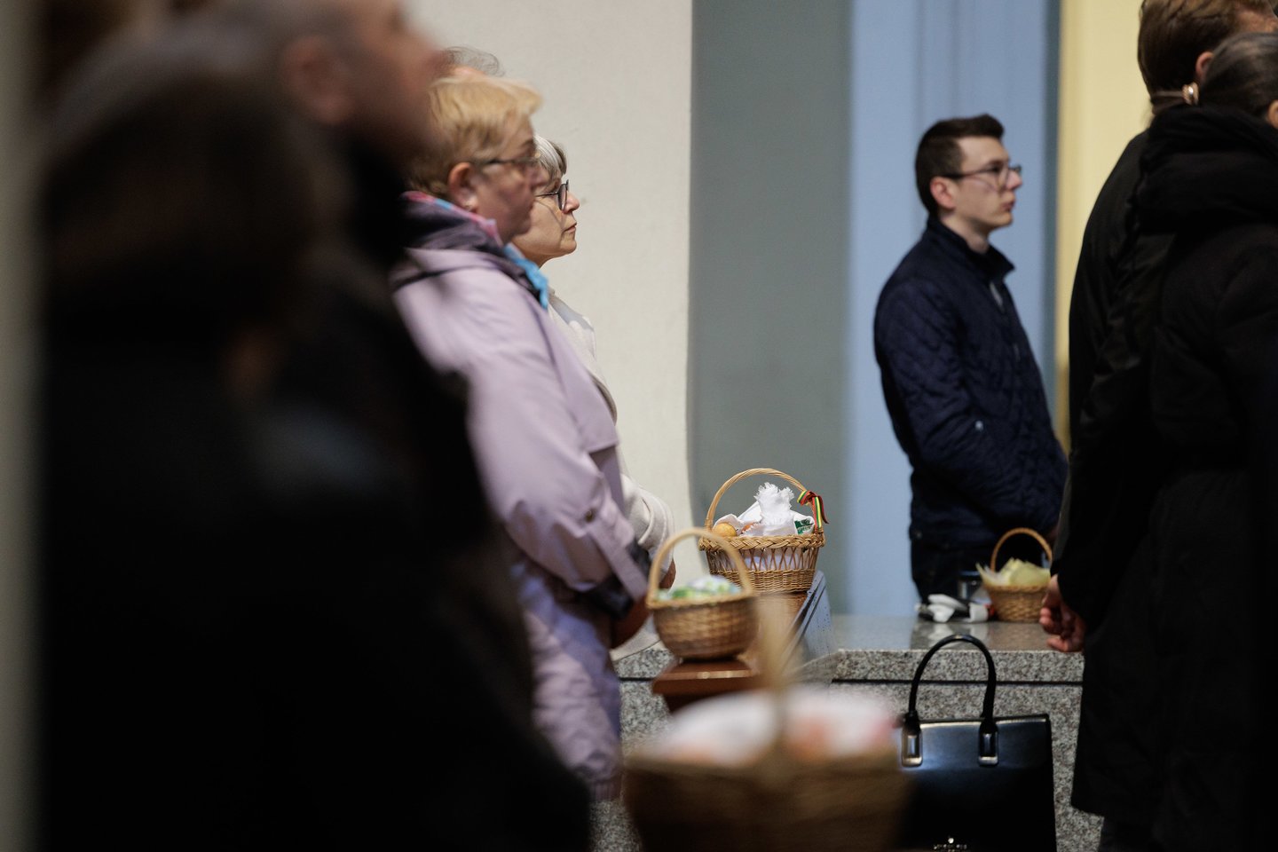 Prieš šv. Velykų sekmadienį – gausi minia tikinčiųjų Vilniaus arkikatedroje. Čia šeštadienį vyko Šv. mišios, kurių metu buvo šventinamas maistas, tad vilniečiai į maldos namus vyko ne tuščiomis. Gausią minią įamžino portalo Lrytas fotografas Vygintas Skaraitis.<br>V. Skaraičio nuotr.