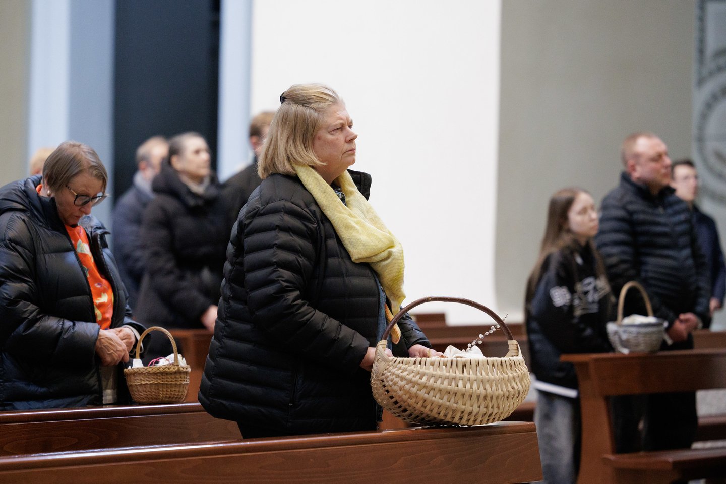 Prieš šv. Velykų sekmadienį – gausi minia tikinčiųjų Vilniaus arkikatedroje. Čia šeštadienį vyko Šv. mišios, kurių metu buvo šventinamas maistas, tad vilniečiai į maldos namus vyko ne tuščiomis. Gausią minią įamžino portalo Lrytas fotografas Vygintas Skaraitis.<br>V. Skaraičio nuotr.