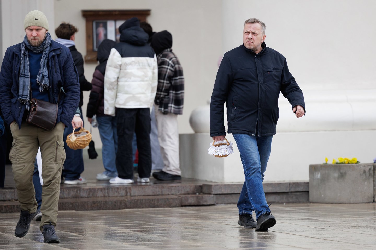 Prieš šv. Velykų sekmadienį – gausi minia tikinčiųjų Vilniaus arkikatedroje. Čia šeštadienį vyko Šv. mišios, kurių metu buvo šventinamas maistas, tad vilniečiai į maldos namus vyko ne tuščiomis. Gausią minią įamžino portalo Lrytas fotografas Vygintas Skaraitis.<br>V. Skaraičio nuotr.