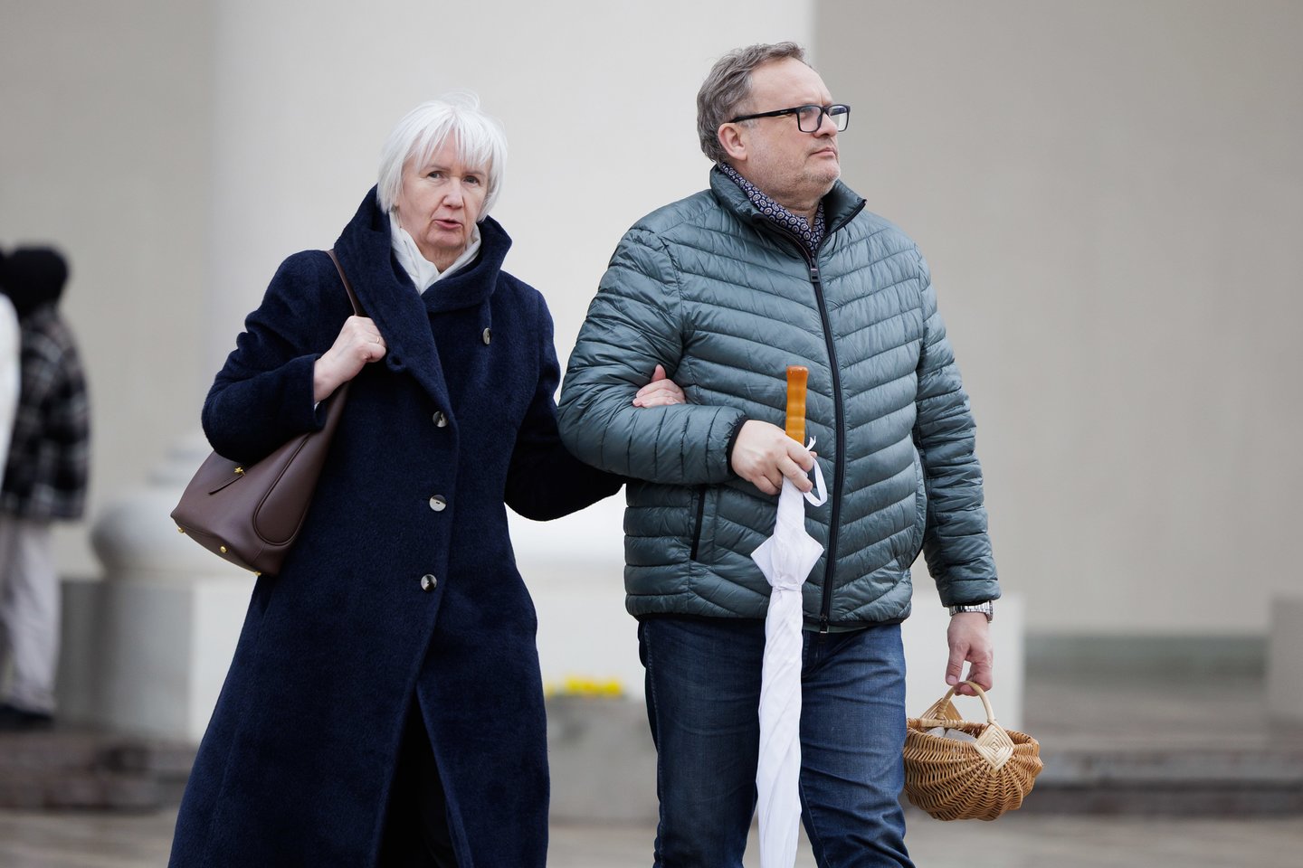 Prieš šv. Velykų sekmadienį – gausi minia tikinčiųjų Vilniaus arkikatedroje. Čia šeštadienį vyko Šv. mišios, kurių metu buvo šventinamas maistas, tad vilniečiai į maldos namus vyko ne tuščiomis. Gausią minią įamžino portalo Lrytas fotografas Vygintas Skaraitis.<br>V. Skaraičio nuotr.