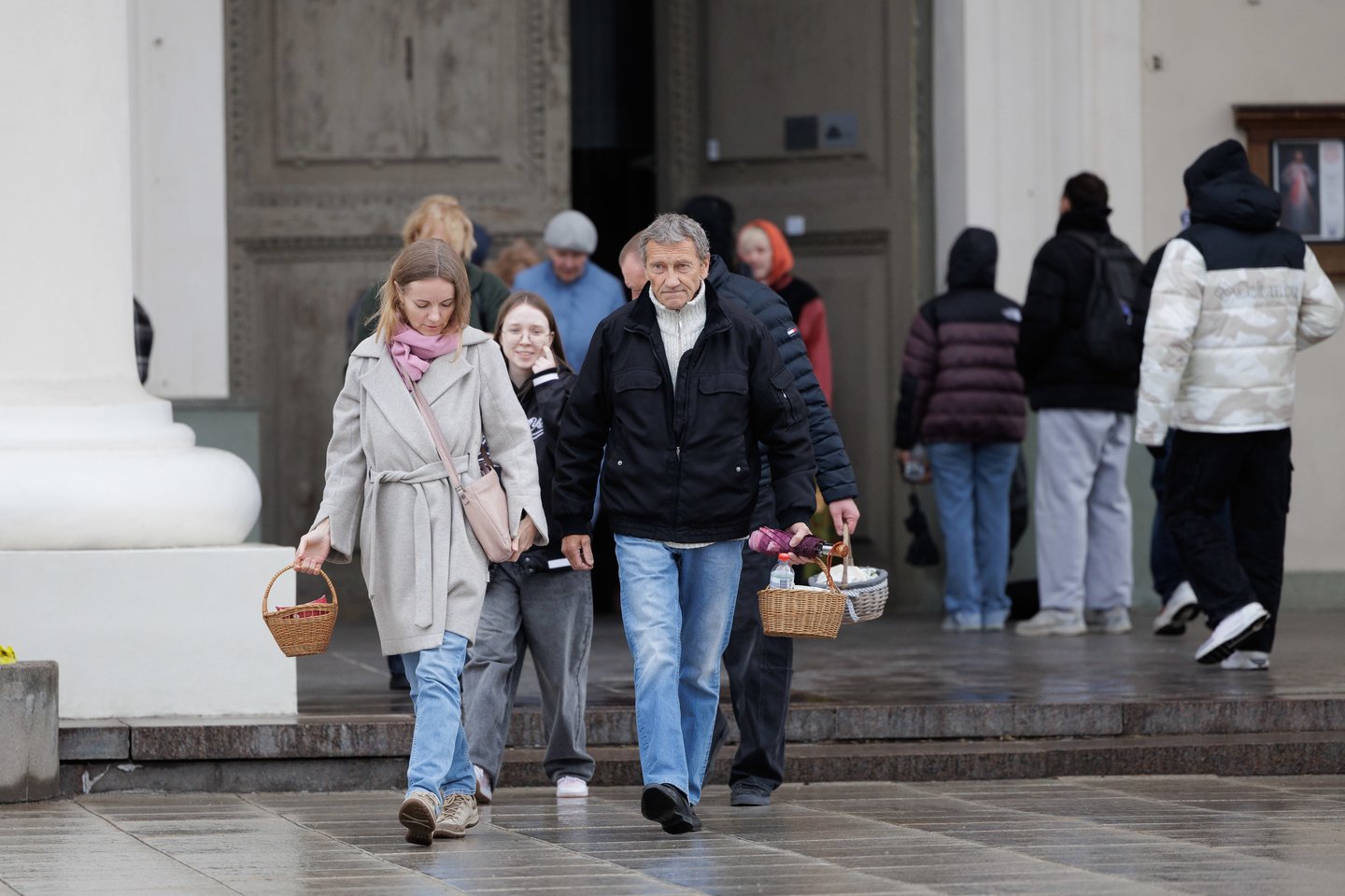 Prieš šv. Velykų sekmadienį – gausi minia tikinčiųjų Vilniaus arkikatedroje. Čia šeštadienį vyko Šv. mišios, kurių metu buvo šventinamas maistas, tad vilniečiai į maldos namus vyko ne tuščiomis. Gausią minią įamžino portalo Lrytas fotografas Vygintas Skaraitis.<br>V. Skaraičio nuotr.