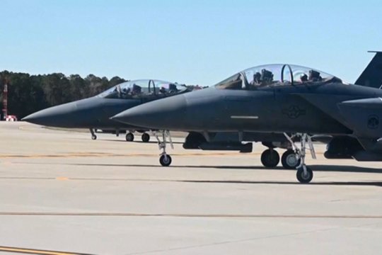 Paskelbė žinią apie Irane sudužusio JAV naikintuvo antrojo piloto būklę: „Slapstėsi kalnuose“