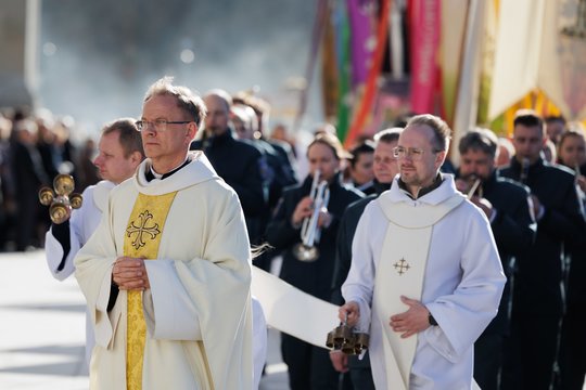 Velykų rytą prie Katedros – minia tikinčiųjų: užfiksavo iškilmingą procesiją