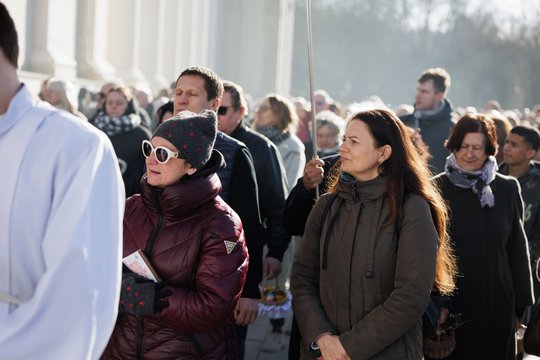 Velykų rytą prie Katedros – minia tikinčiųjų: užfiksavo iškilmingą procesiją