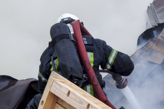 Klaipėdos rajone kilo gaisras gyvenamajame name – kūną apdegusi moteris perduota medikams