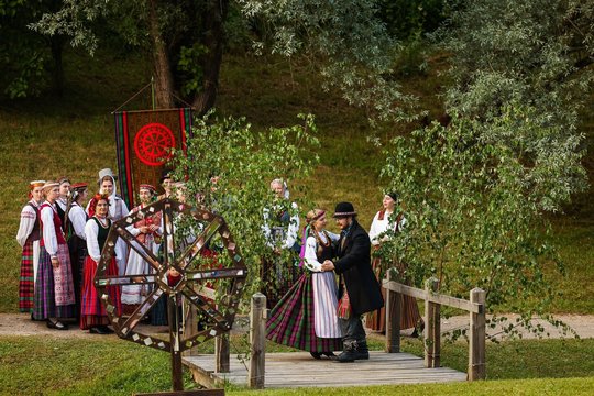 Jessicos Shy dainą atlikusio „Ratilio“ vadovas – apie susidomėjimą tautine muzika ir įdomią pramogą