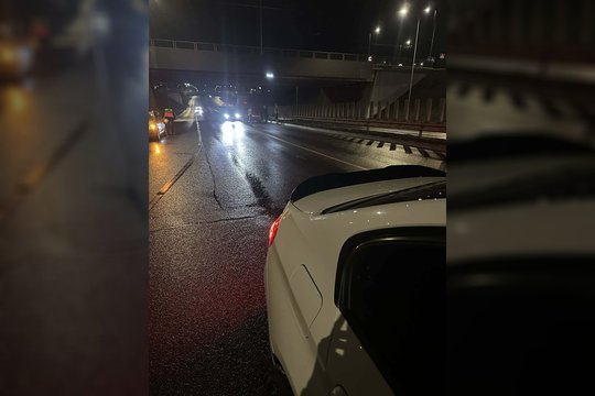 Vilniuje po tiltu rastas sunkiai sužalotas jaunas vyras – įvykio aplinkybės mįslingos