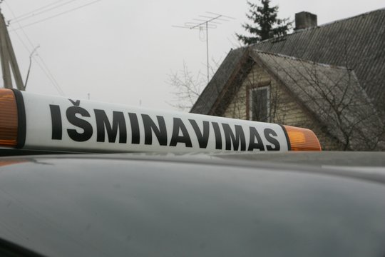 Kalvarijos savivaldybėje laukuose rastas sprogmuo: artilerijos sviedinys išvežtas sunaikinti