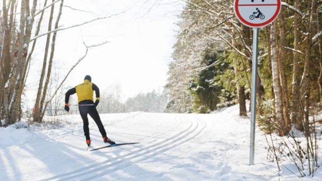 Vienoje vietoje Lietuvoje – vis dar žiema: sporto entuziastai dar slidinėja, bando pasiekti rekordą