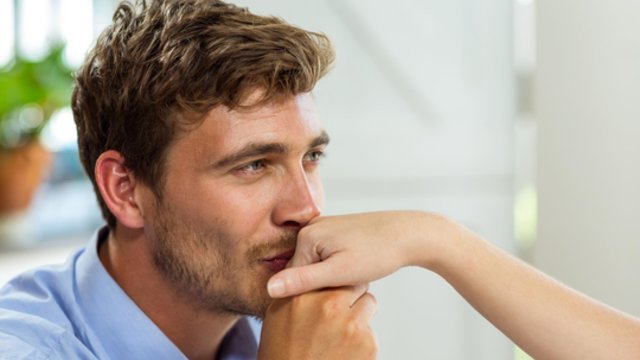 Ispanijoje rankos bučiniai be sutikimo bus laikomi seksualiniu priekabiavimu: etiketo žinovas atsakė, ar išties tai nepriimtina