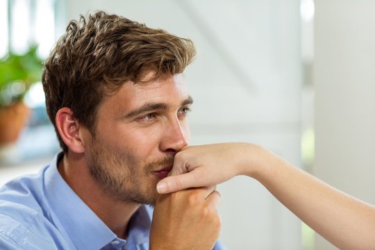 Ispanijoje rankos bučiniai be sutikimo bus laikomi seksualiniu priekabiavimu: etiketo žinovas atsakė, ar išties tai nepriimtina