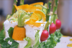 Visų mėgstamą patiekalą pakėlė į kitą lygį: dėl šio torto su lašiša pirštus apsilaižysite