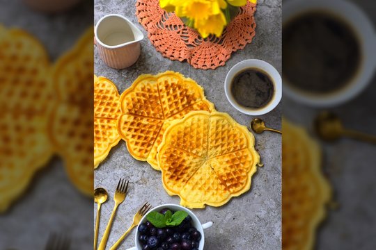 Iš šios tešlos išsikepsite ne tik vaflius, bet ir šakočio pyragą: iškart gaminkite dvigubą porciją