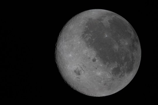 „Artemis II“ komanda nutolo nuo Žemės labiau nei bet kas anksčiau: stebi plika akimi dar nematytą Mėnulio pusę