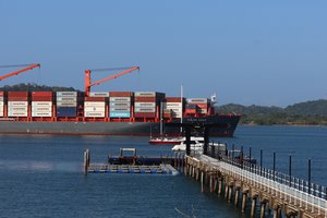 Per sprogimą ant tilto netoli Panamos kanalo vienas žmogus žuvo, du buvo sužeisti