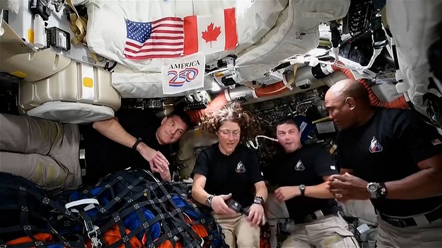 NASA „Artemis II“ misijos astronautai prabilo apie patirtį: sausainiai, moksliniai darbai ir ypatinga akimirka