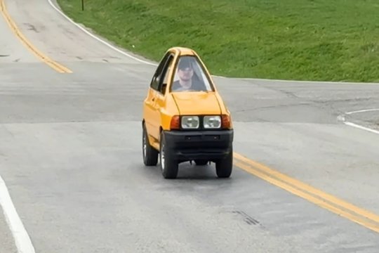 Ekstravagantišką projektą įgyvendino vos per dvi savaites – pagamino neįtikėtino siaurumo automobilį