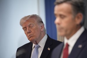 Juokingas epizodas: D. Trumpas vos neišdavė įslaptintos informacijos