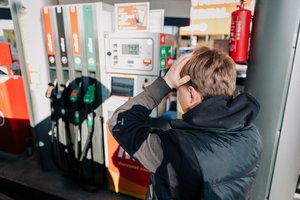 Sugalvojo naujovę – degalinės kasdien turės pateikti informaciją apie tos dienos kuro kainas