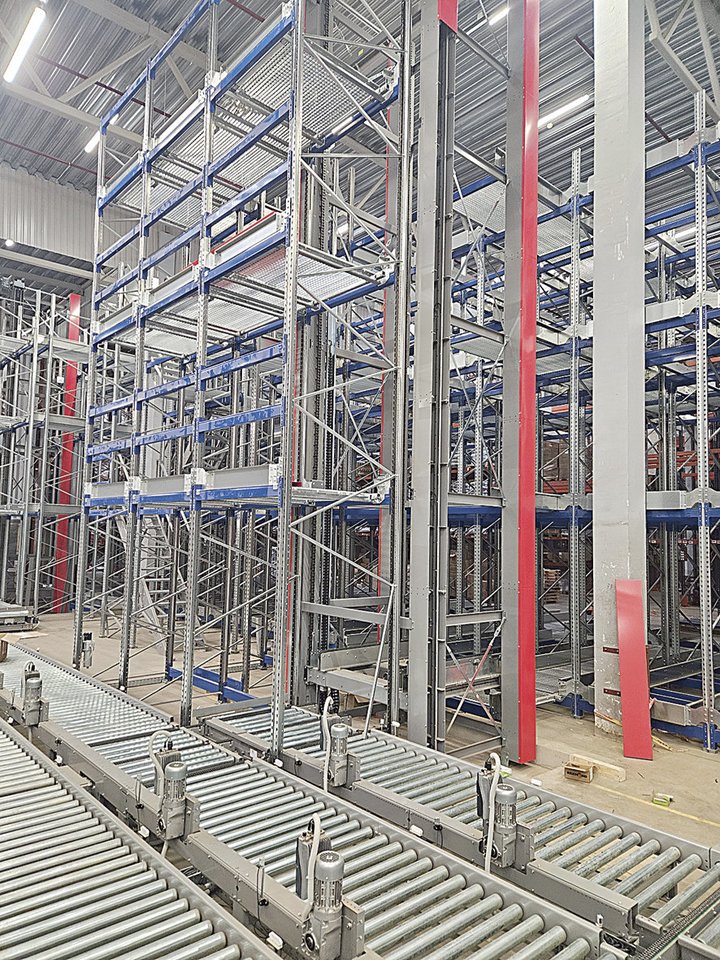 Naujai įrengtose sandėlio patalpose automatizuota sistema, valdoma dirbtinio intelekto, kas mėnesį padės jų paskirstyti parduotuvėms apie 10 tūkst. tonų.