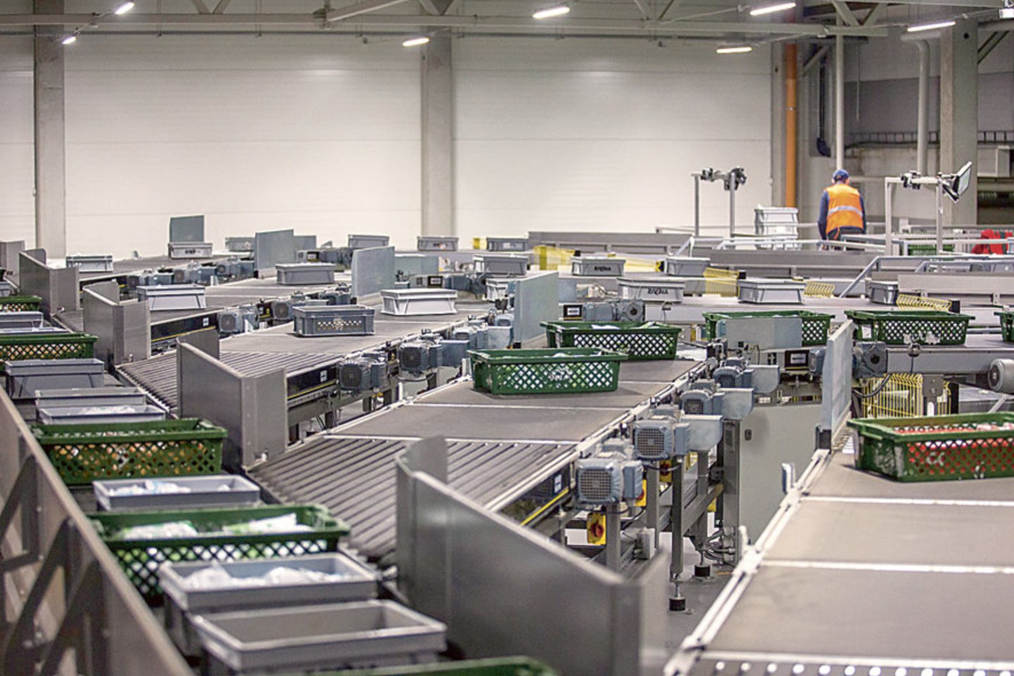 Naujai įrengtose sandėlio patalpose automatizuota sistema, valdoma dirbtinio intelekto, kas mėnesį padės jų paskirstyti parduotuvėms apie 10 tūkst. tonų.