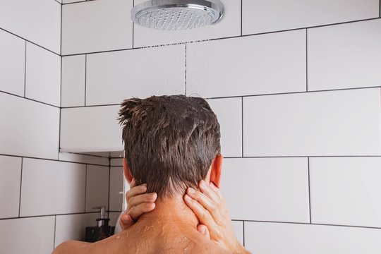 Gydytojų patarimas vyresniems nei 50 metų žmonėms: nustokite kasdien praustis duše – štai kodėl