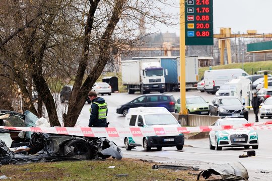 Per sunkvežimio ir BMW avariją žuvo žmogus: užfiksavo siaubingus avarijos padarinius