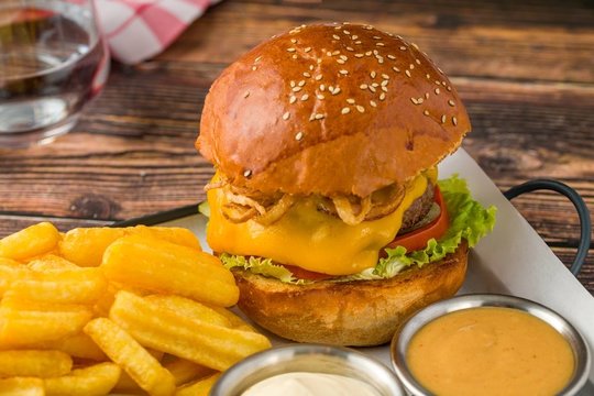 Gardūs mėsainiai su apskrudusiomis bulvytėmis: paruošti šį derinį bus ne tik paprasta, bet ir pigu