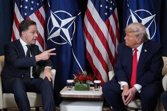 Po aštrių D. Trumpo replikų M. Rutte imasi veiksmų: sieks grąžinti į NATO pusę