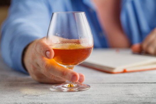 „Čia ne aš, o alkoholis“: gydytoja psichiatrė atsakė, kaip alkoholio vartojimas veikia žmogaus asmenybę ir elgesį