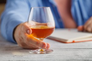 „Čia ne aš, o alkoholis“: gydytoja psichiatrė atsakė, kaip alkoholio vartojimas veikia žmogaus asmenybę ir elgesį