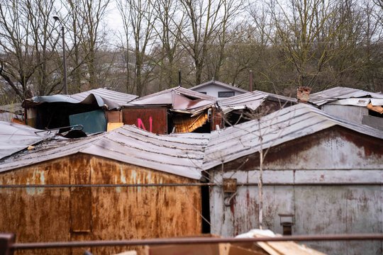 Kauno garažus išgarsino ne tik aistros dėl griovimo: akys krypsta į 9-metės pagrobėjo požeminį būstą