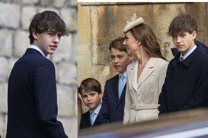 JK turi naują svajonių jaunikį? Paaiškėjo, kas yra per Velykas su karališkąja šeima pasirodęs žavus vaikinas