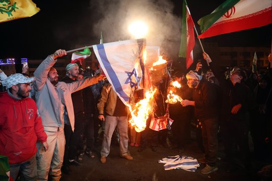 Teherane deginamos vėliavos, Hormūzo sąsiauriu jau plaukia laivai: Iranas pateikė savo sąlygas taikai