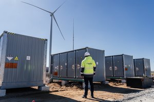 Galingiausiame Lietuvoje „Ignitis renewables“ kaupiklių parke – pirmoji komponentų siunta