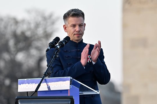 Apklausos: Vengrijos opozicinė partija rinkimuose gali iškovoti dviejų trečdalių daugumą