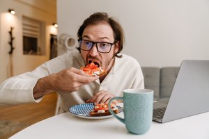 Gydytojai įspėja dėl persivalgymo: šiame organe kaupiasi riebalų kalnai