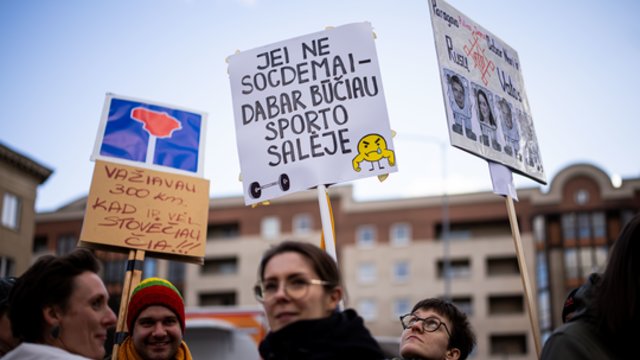 „Šalin rankas nuo laisvo žodžio“: prie Seimo – tūkstantinė minia