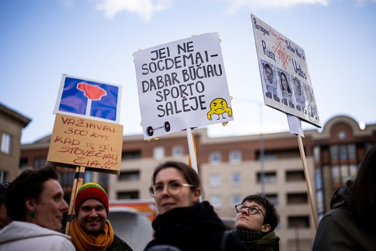 „Šalin rankas nuo laisvo žodžio“: prie Seimo – tūkstantinė minia