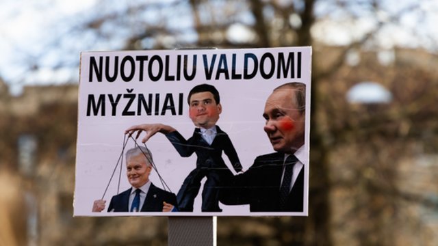 Ekrane pasirodžius R. Žemaitaičiui – aiški protestuotojų žinutė: „Gėda“