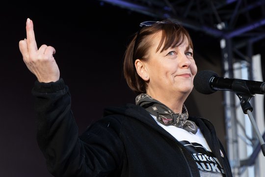 Užfiksavo R. Miliūtės akibrokštą: minia aplodismentais pasitiko tokį gestą