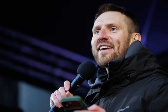 Prie Seimo – R. Miliūtės gestas valdančiajai daugumai: iškėlė vidurinį pirštą