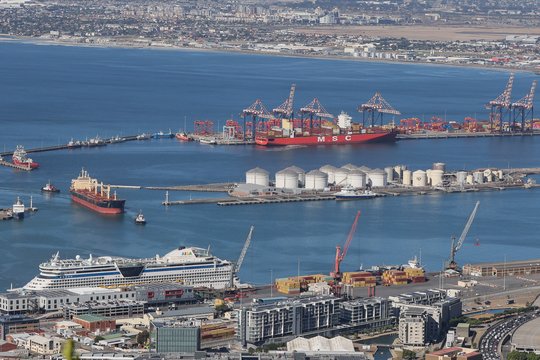 Hormūzo sąsiauris išlieka pavojingu ruožu: įspėja veiksmus suderinti su Iranu