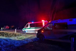 Paryčiais Vilniaus pakraštyje apsivertė automobilis – kruvinas vairuotojas skubiai išvežtas į ligoninę