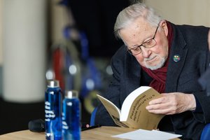 Seimo darbotvarkėje neliko siūlymo naikinti V. Landsbergiui suteiktą valstybės vadovo statusą