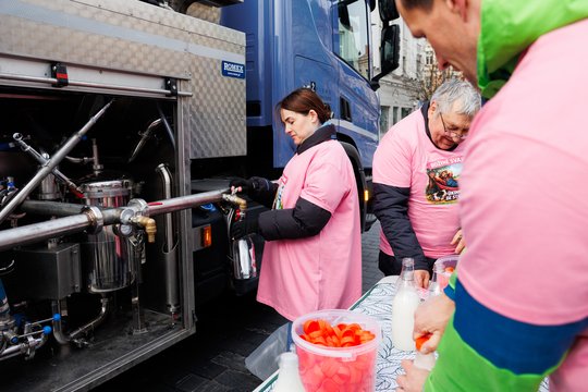 Į Vilnių vėl grįžo ūkininkai: sektoriuje – krizė, gyventojams nemokamai dalija pieną