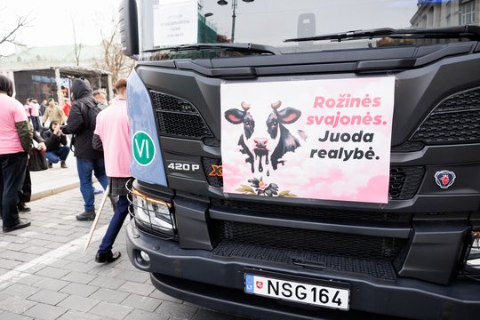 Į Vilnių vėl grįžo ūkininkai: sektoriuje – krizė, gyventojams nemokamai dalija pieną