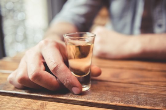 Kai alkoholis ima valdyti gyvenimą: ženklai, kurių negalima ignoruoti